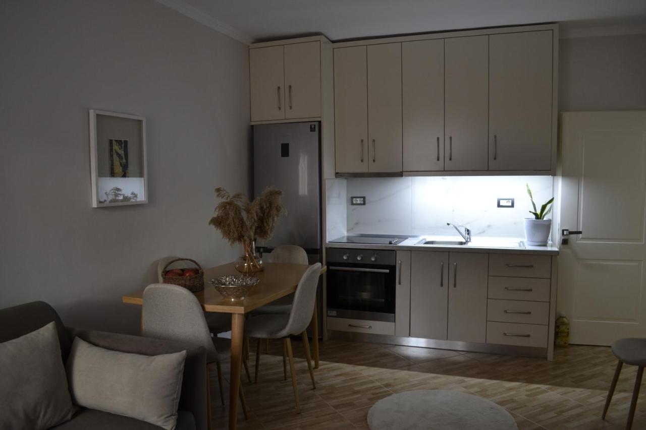 Aria Apartment Berat Luaran gambar